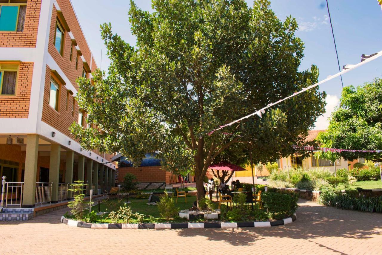 Sibyangu Standard Hotel Kampala Exterior photo
